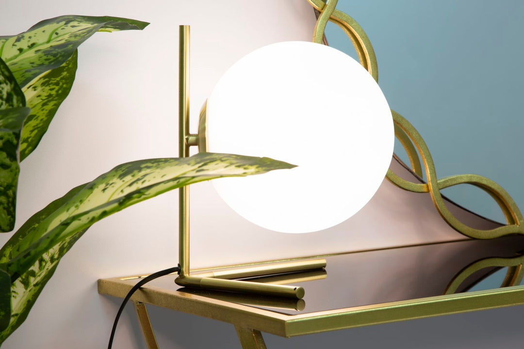 Goldfarbene Metall-Tischlampe mit kugelförmiger Fassung