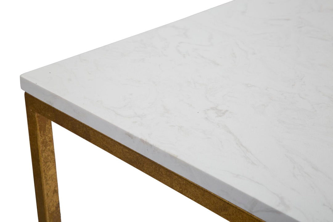 Kleiner quadratischer Couchtisch aus goldfarbenem Metall mit Marmorplatte