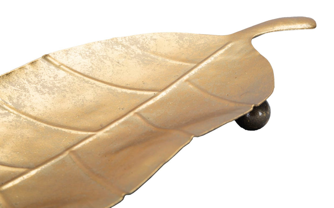 Goldenes Metalltablett in Form eines Buchstabens