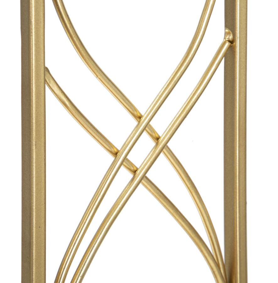 Geometrischer Kerzenständer aus Goldmetall auf weißem Marmorsockel