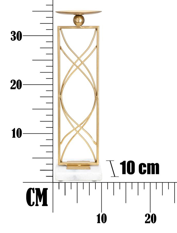 Geometrischer Kerzenständer aus Goldmetall auf weißem Marmorsockel