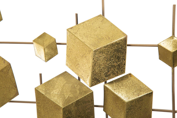 Geometrische Wanddekoration aus Metall in Würfelform mit goldener Farbe