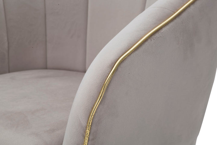 Grauer gepolsterter Sessel mit schwarzen Holzbeinen und goldenen Details