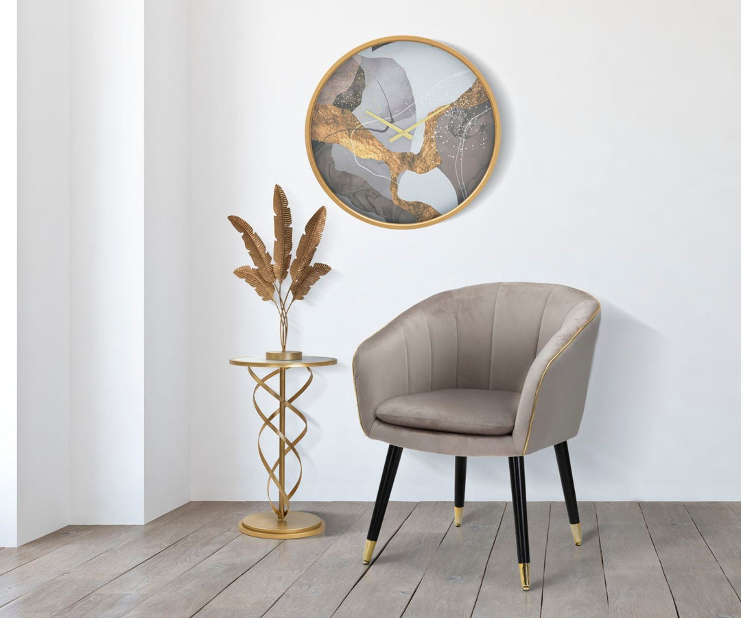 Grauer gepolsterter Sessel mit schwarzen Holzbeinen und goldenen Details