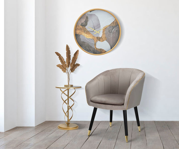 Grauer gepolsterter Sessel mit schwarzen Holzbeinen und goldenen Details