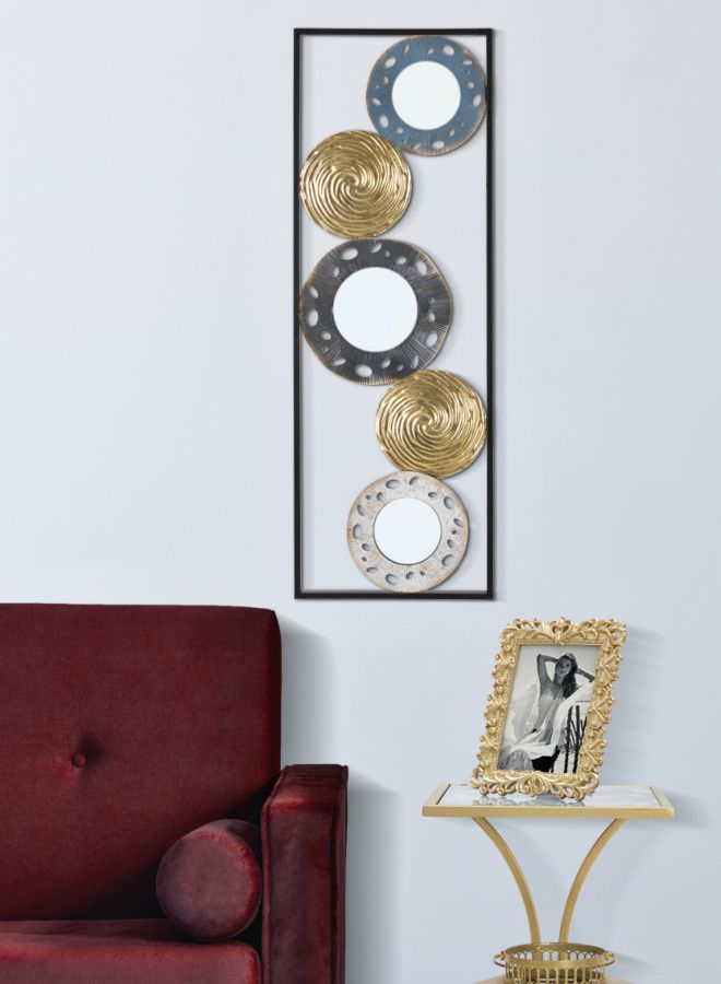 Geometrische Wanddekoration mit Metallkreisen in quadratischem Rahmen
