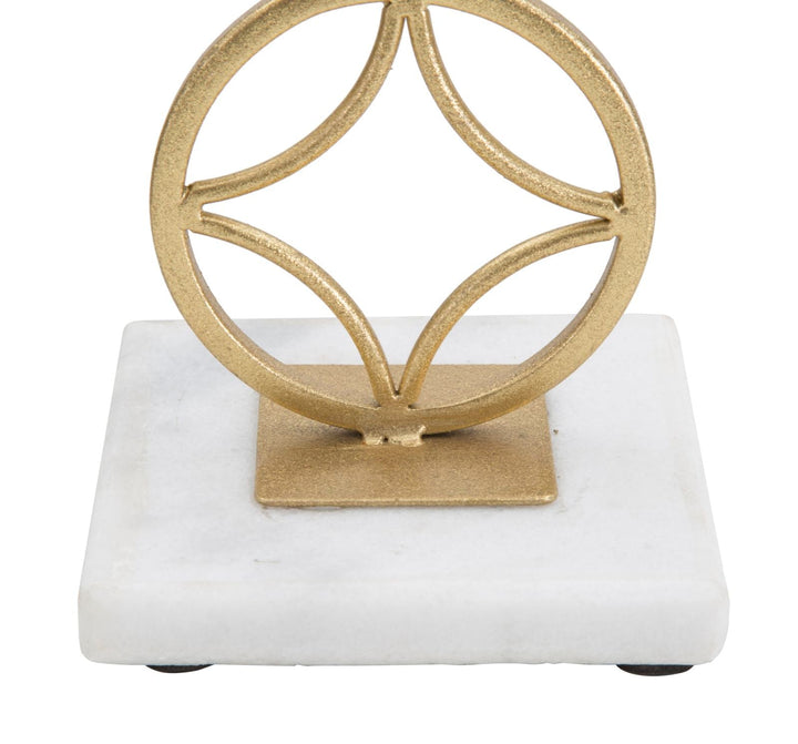 Geometrischer Kerzenständer aus Goldmetall auf weißem Marmorsockel