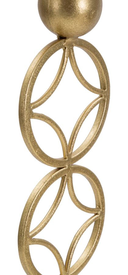 Geometrischer Kerzenständer aus Goldmetall auf weißem Marmorsockel