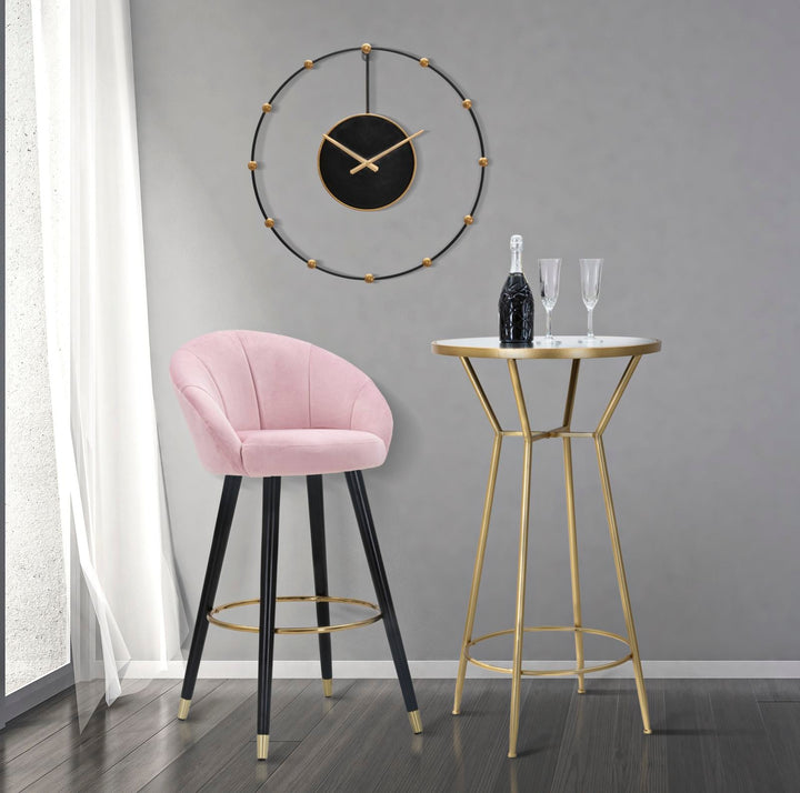 Hellrosa Samt-Barhocker mit schwarzen Holzbeinen und goldenen Details