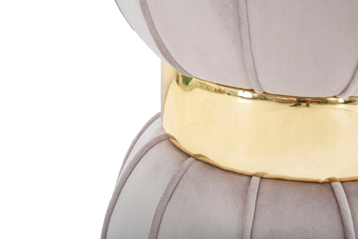 Grauer Samtpuff mit goldener Metallverzierung
