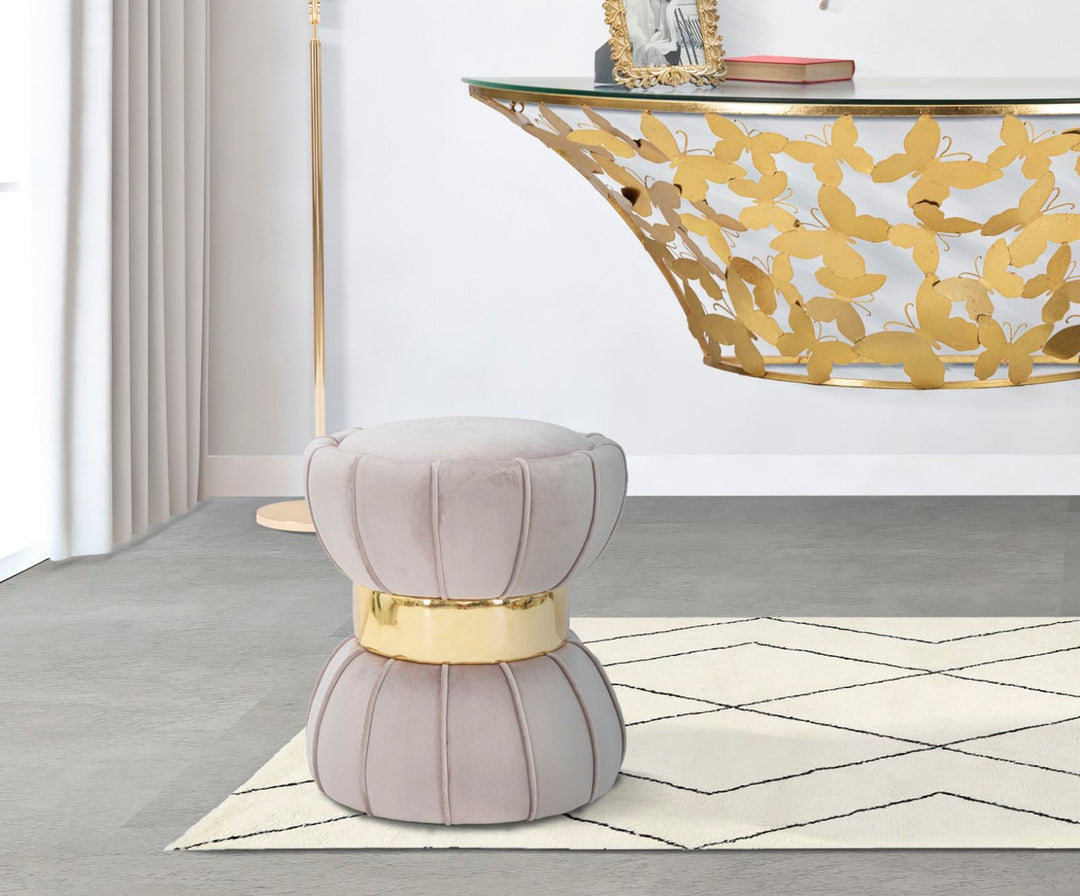 Grauer Samtpuff mit goldener Metallverzierung