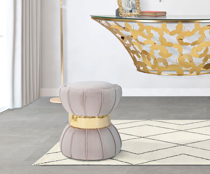 Grauer Samtpuff mit goldener Metallverzierung