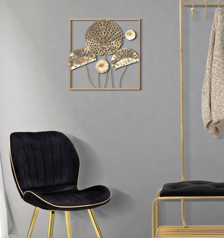 Gold Farbe Blattmuster Wanddekoration in quadratischem Rahmen