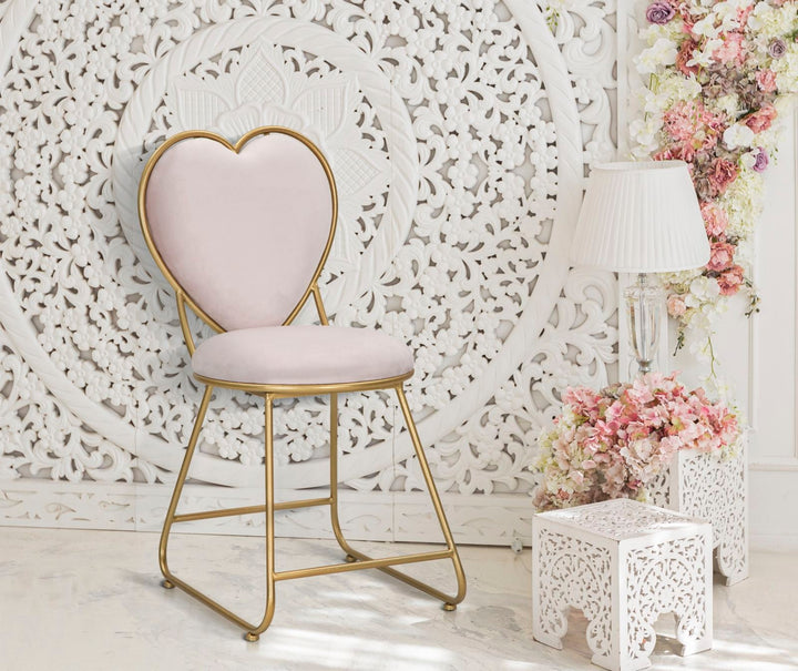 Herzförmiger Stuhl aus rosa Samt mit goldenen Metallbeinen