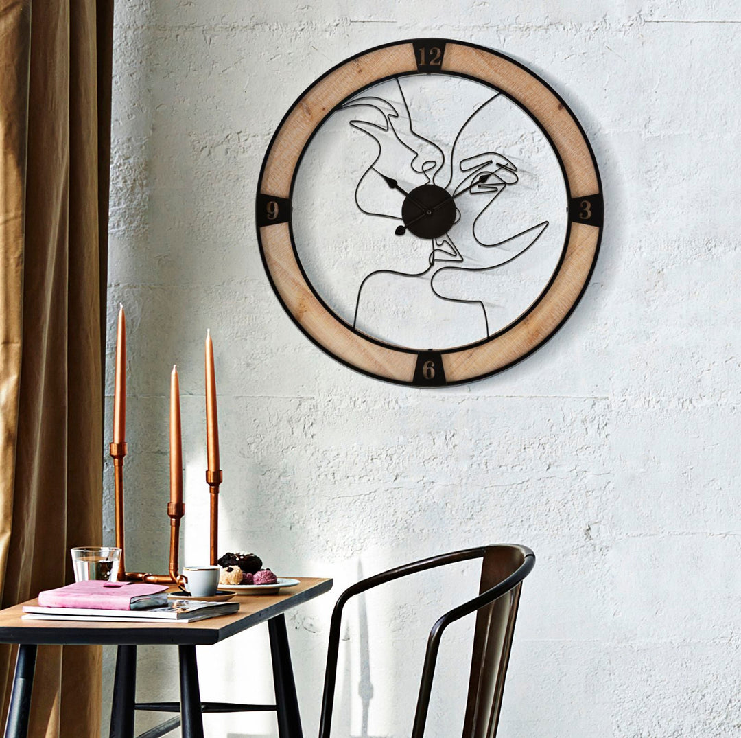 Küssendes Paar Wanduhr aus Metall und Holz