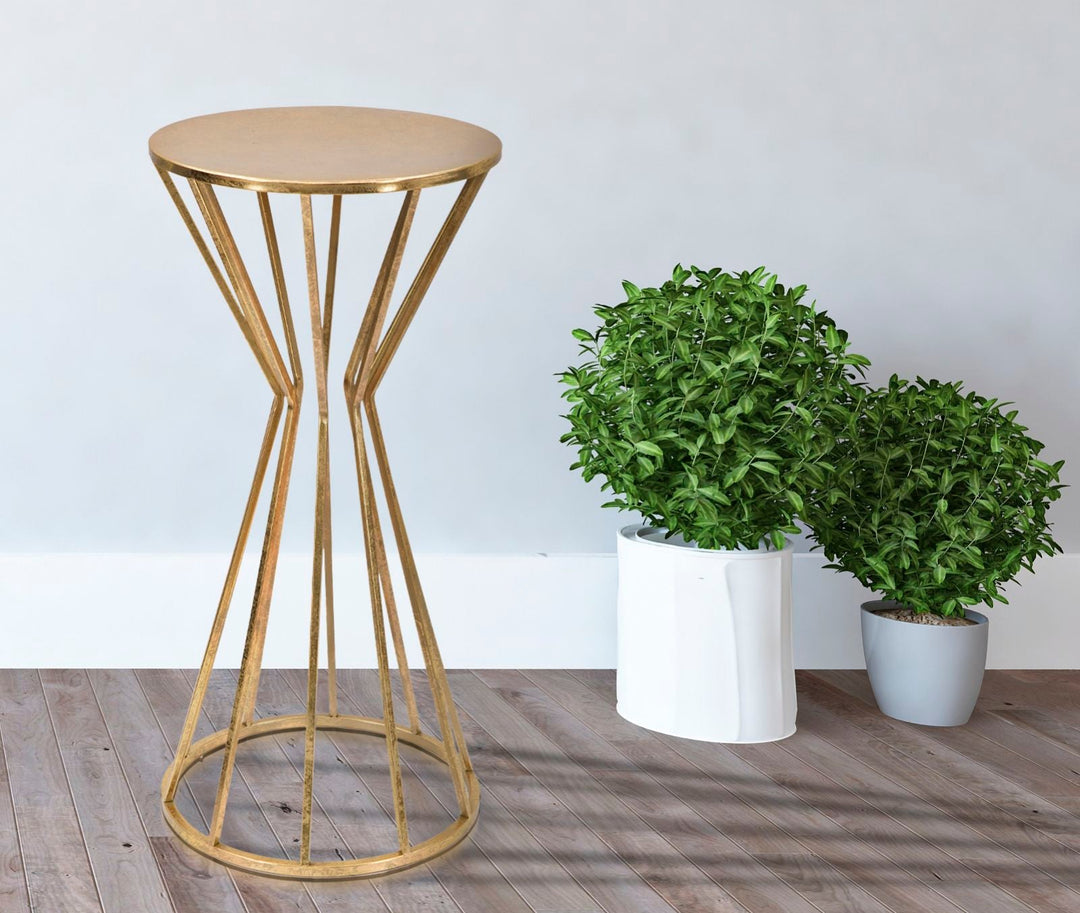 Geometrisches Tischchen aus Metall und Glas Gold