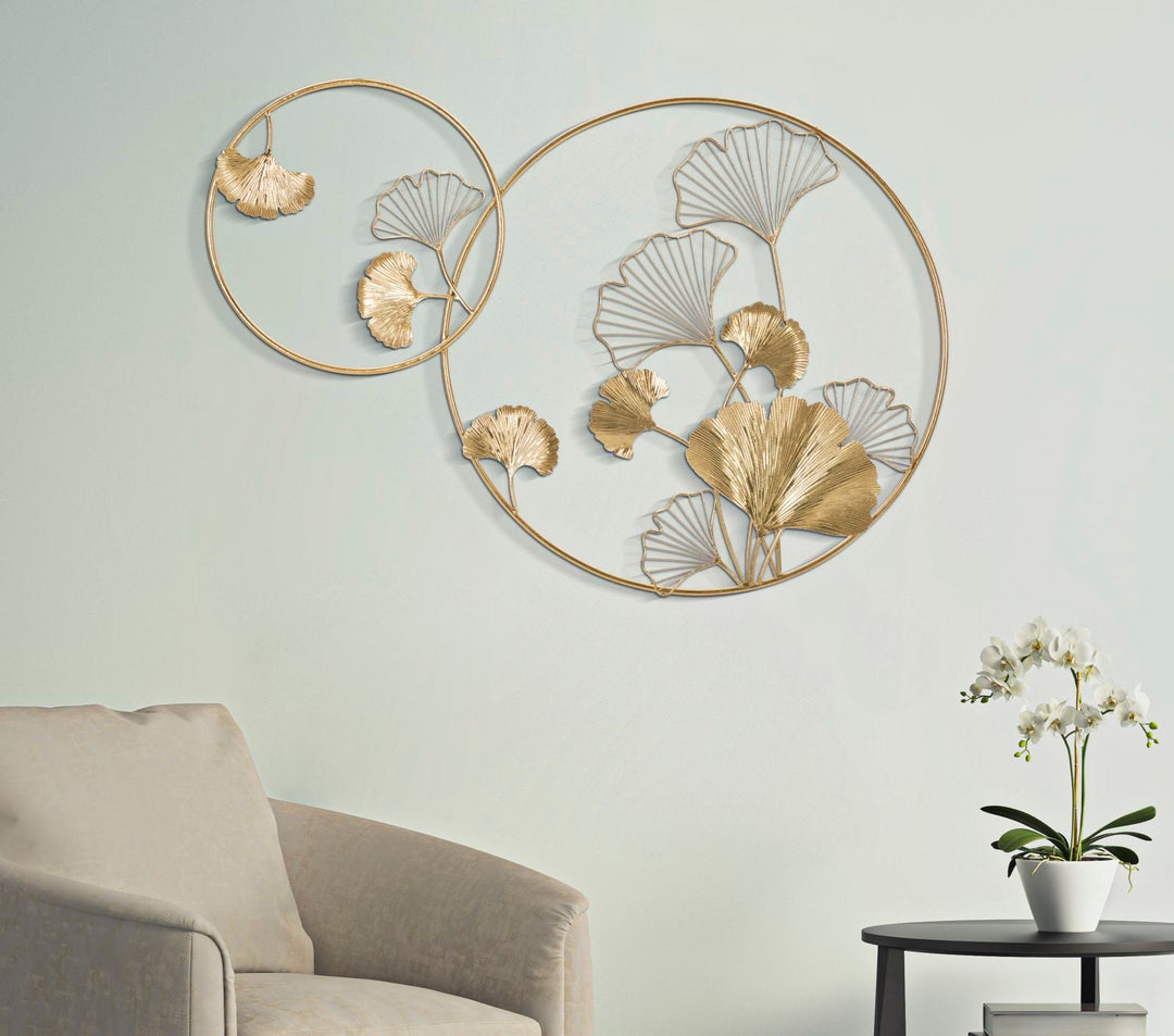 Goldene Blumenwanddekoration in rundem Rahmen