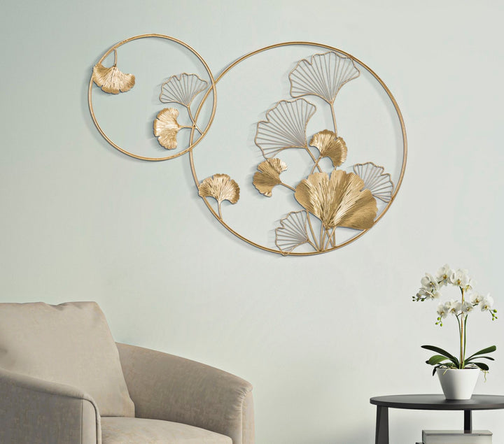 Goldene Blumenwanddekoration in rundem Rahmen