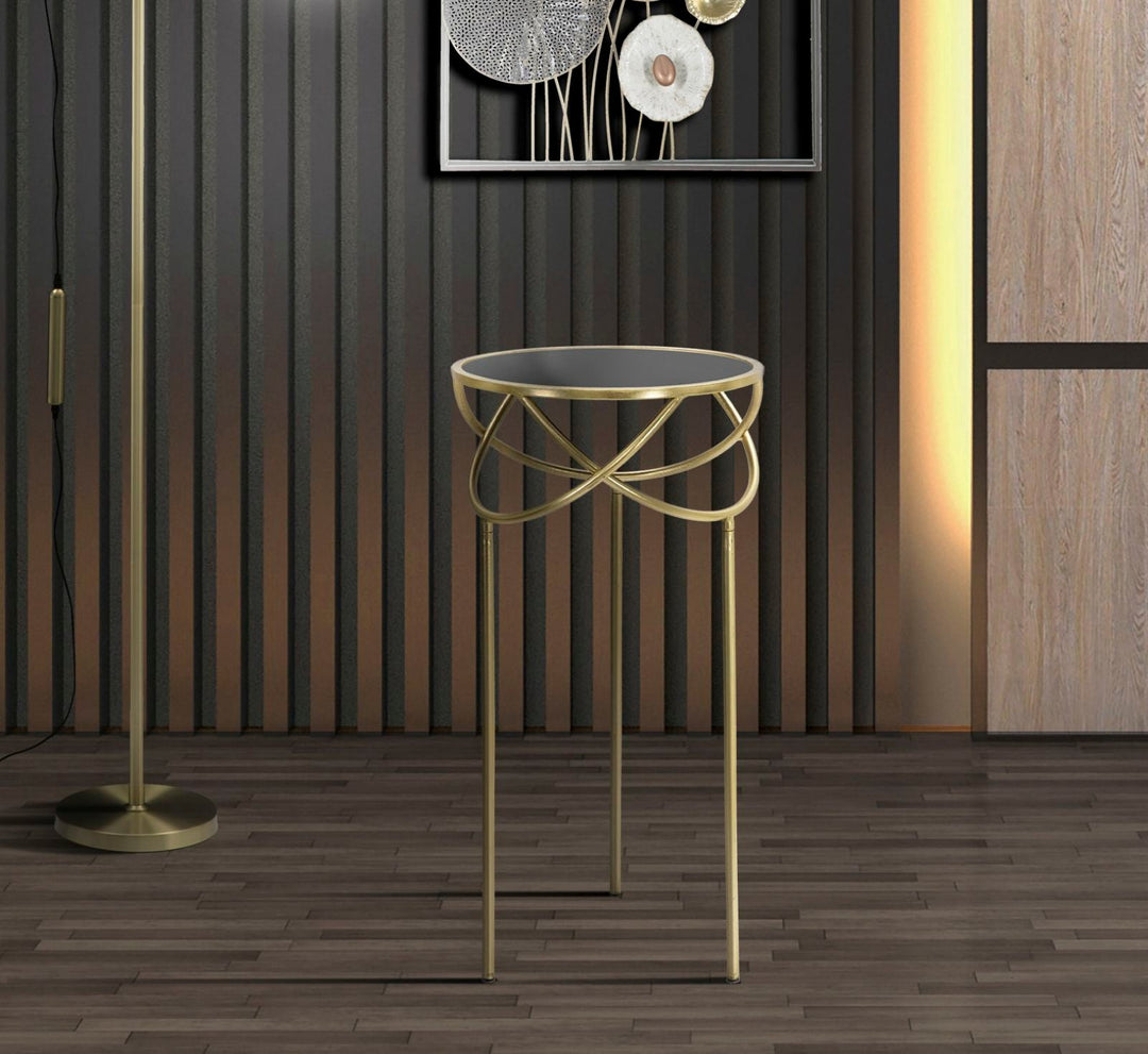 Geometrischer kleiner Tisch aus Metall und Glas in Gold und Schwarz