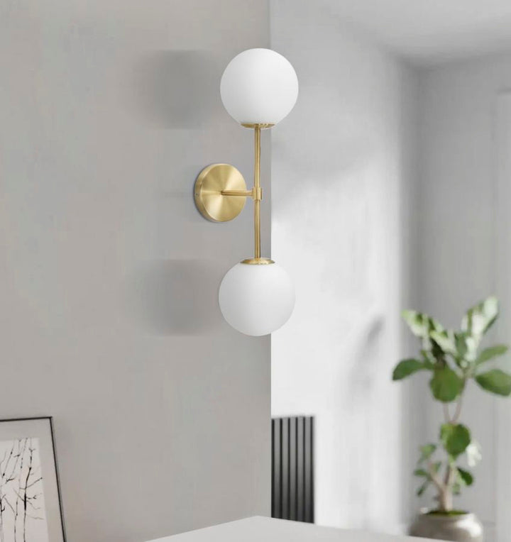 Goldfarbene Metall-Wandleuchte mit 2 Glühbirnen