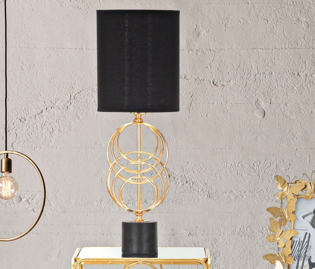Geometrische Tischleuchte aus Metall in Gold und Schwarz
