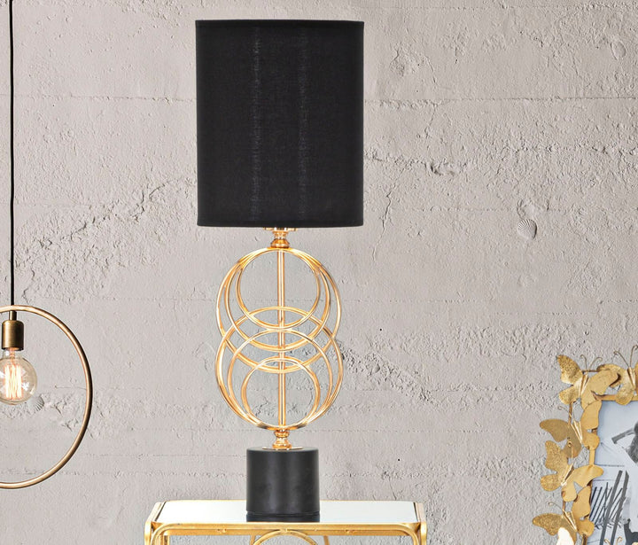 Geometrische Tischleuchte aus Metall in Gold und Schwarz