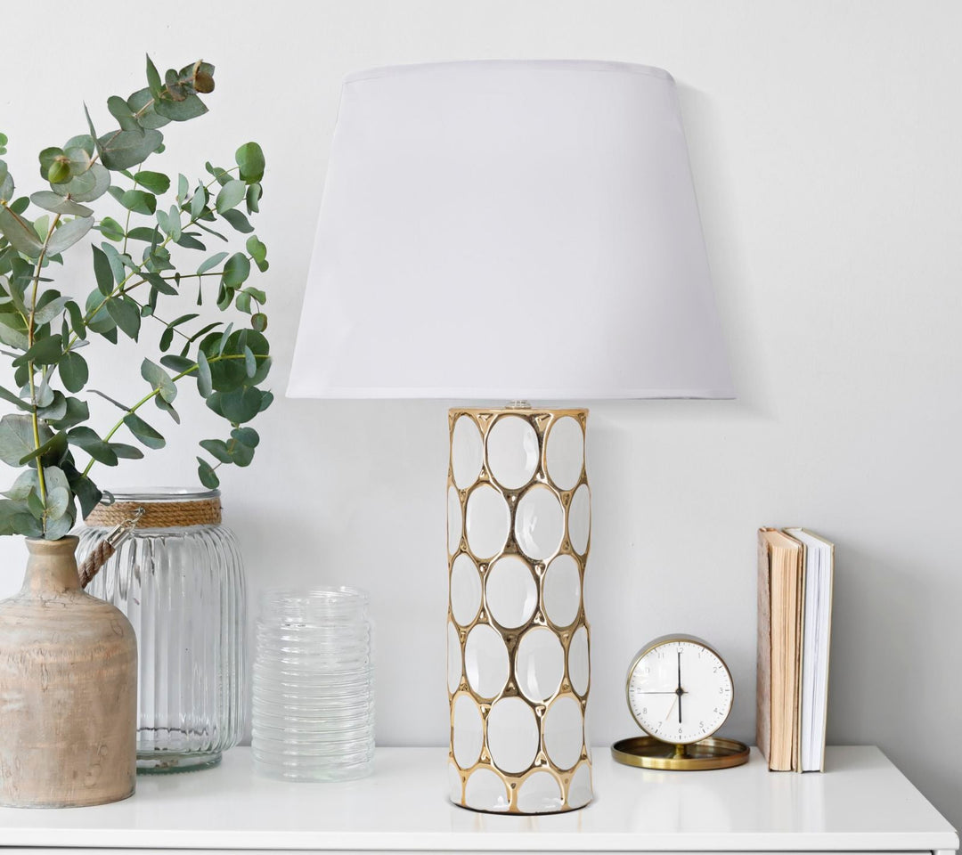 Geometrische Tischlampe aus Keramik in Gold und Weiß