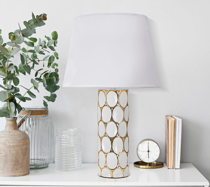 Geometrische Tischlampe aus Keramik in Gold und Weiß