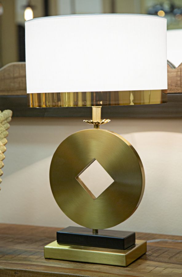 Geometrische Tischlampe in Gold und Weiß