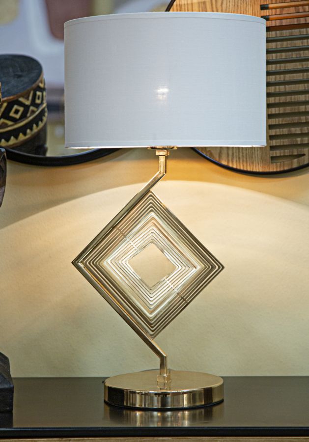 Geometrische Tischlampe in Gold und Weiß