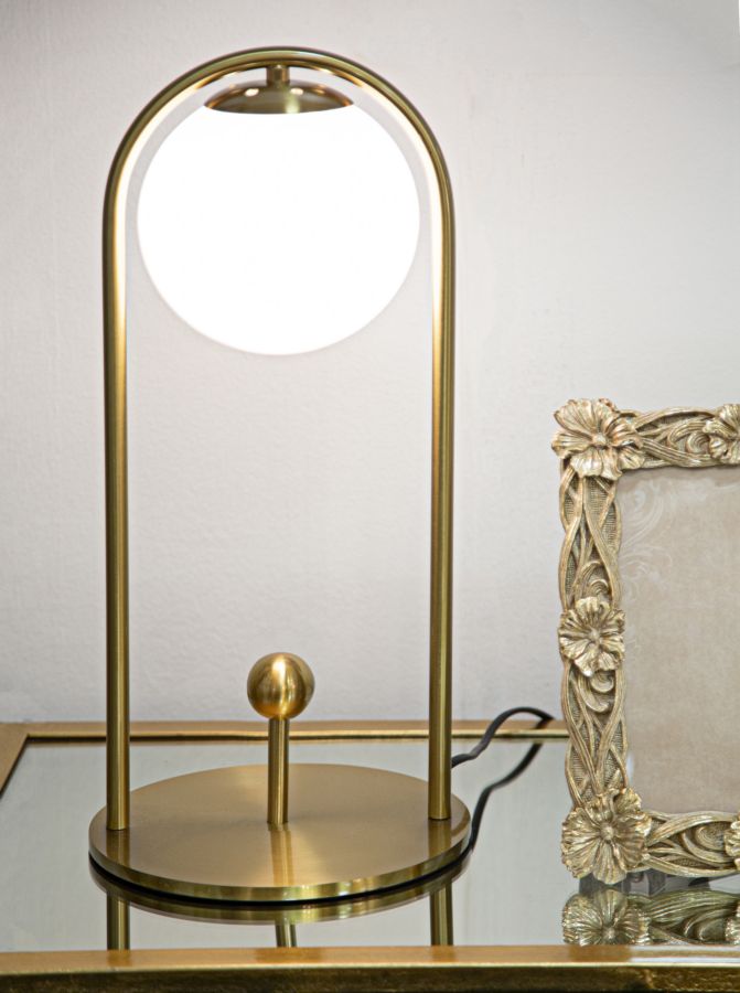 Goldene gewölbte Metall-Tischlampe