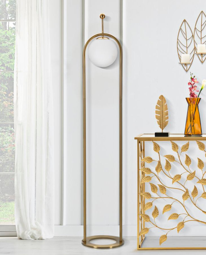 Goldene Stehlampe mit Metallbogen