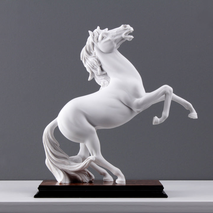 Praisender Pferd Statue