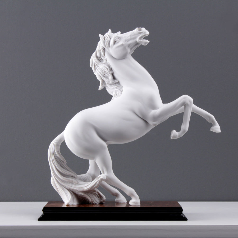 Praisender Pferd Statue