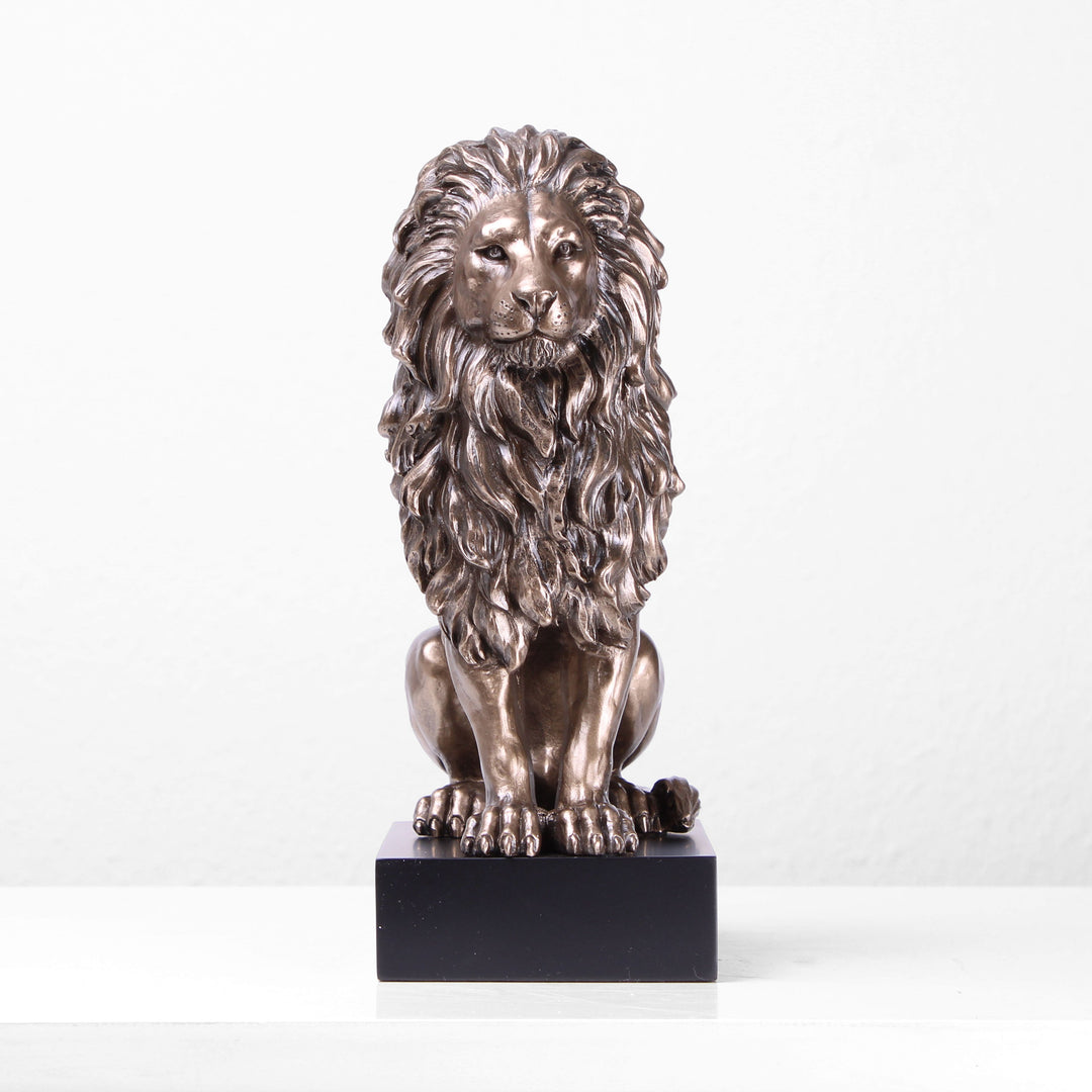 Sitzender Löwe (Bronzierte Skulptur aus Kunstharz)