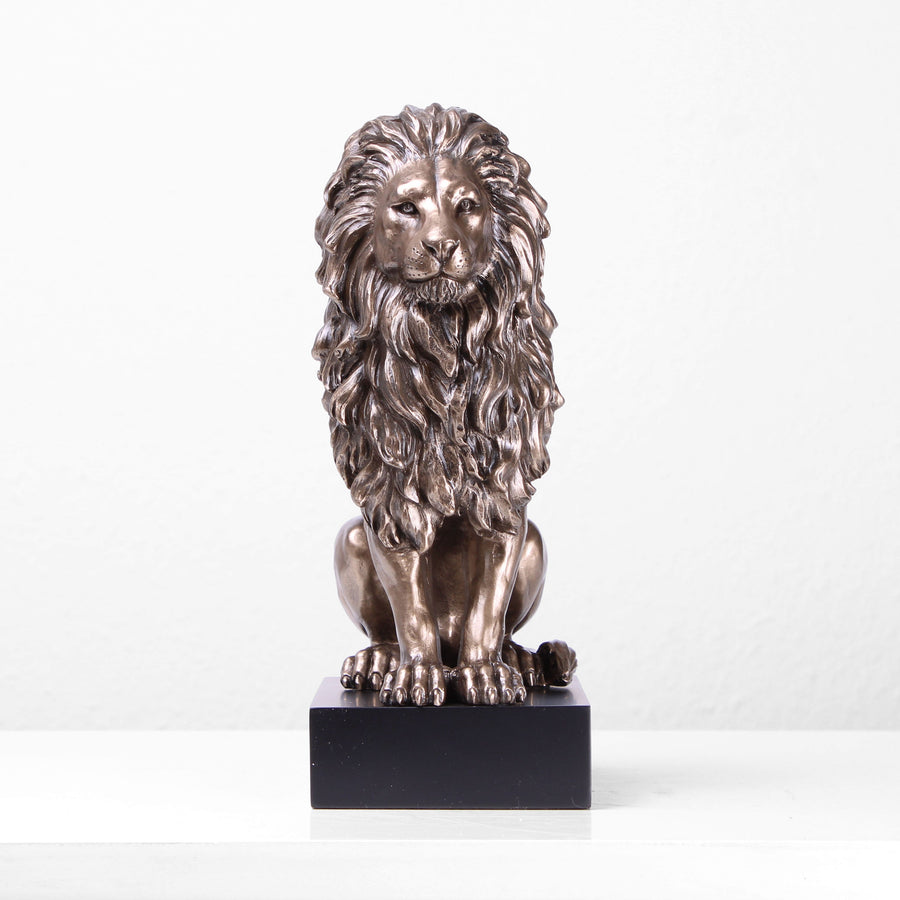 Sitzender Löwe (Bronzierte Skulptur aus Kunstharz)
