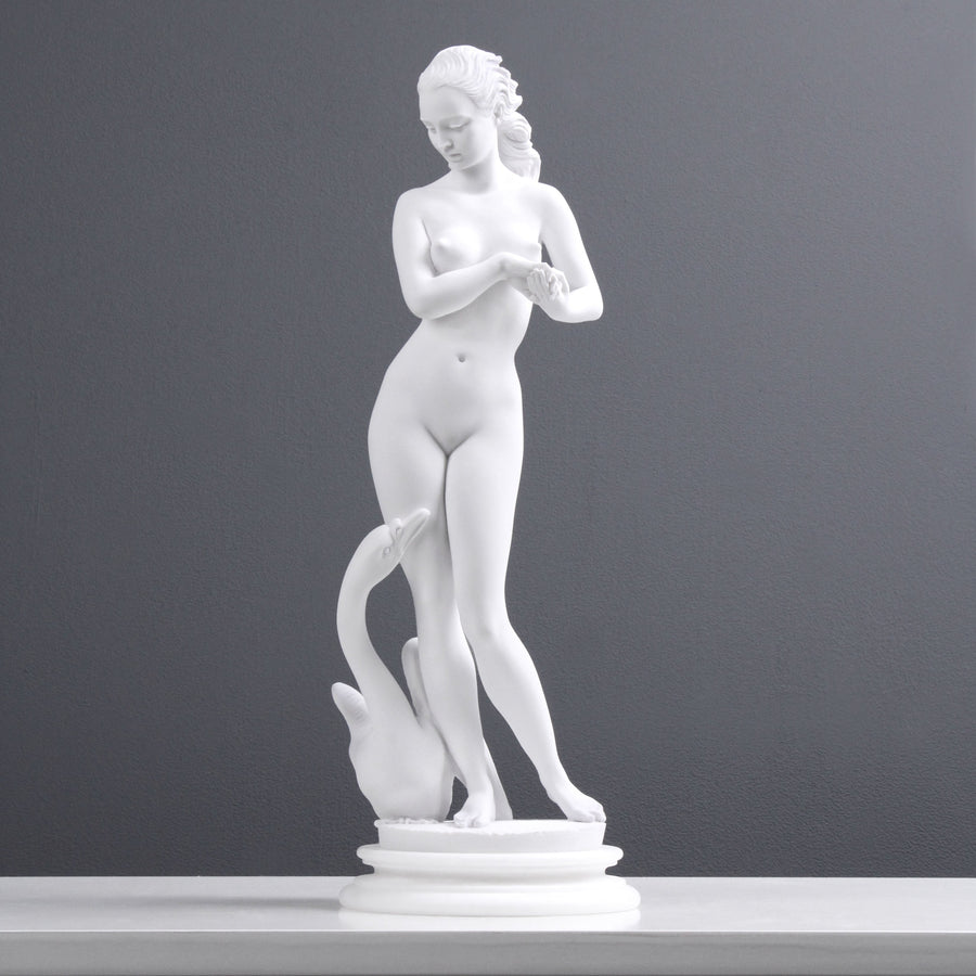 Junge Dame mit einem Schwan Statue