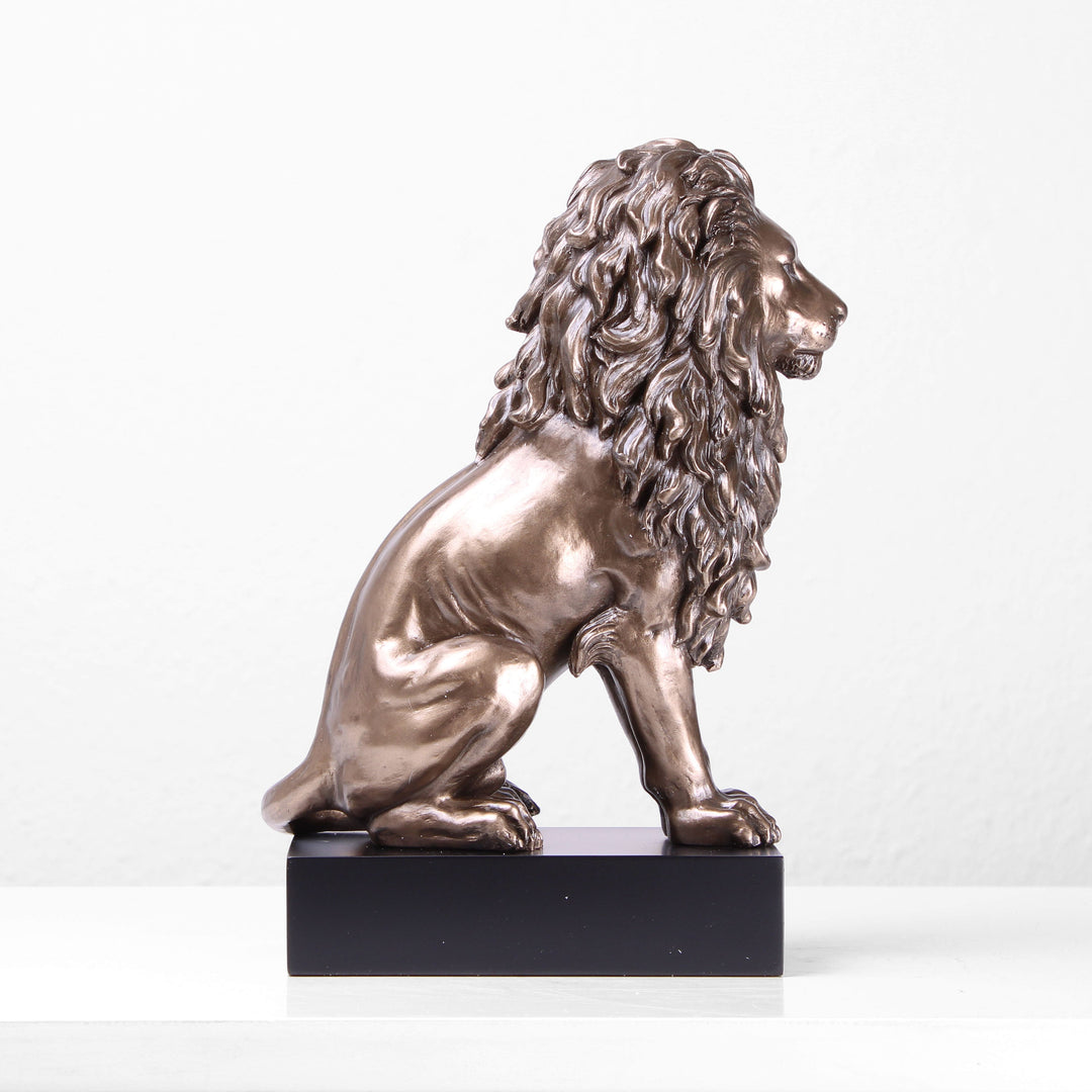 Sitzender Löwe (Bronzierte Skulptur aus Kunstharz)