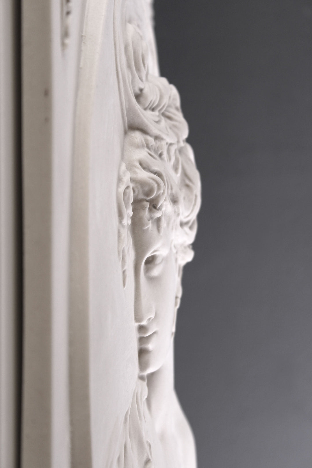 Relief Frauenkopf mit quadratischem Hintergrund (im Paar)