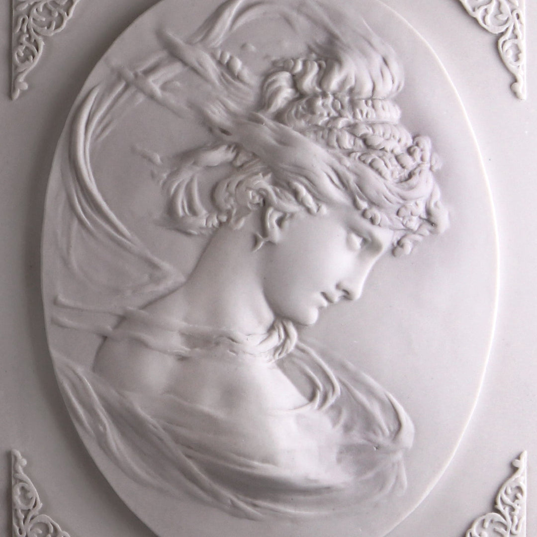 Relief Frauenkopf mit quadratischem Hintergrund (im Paar)