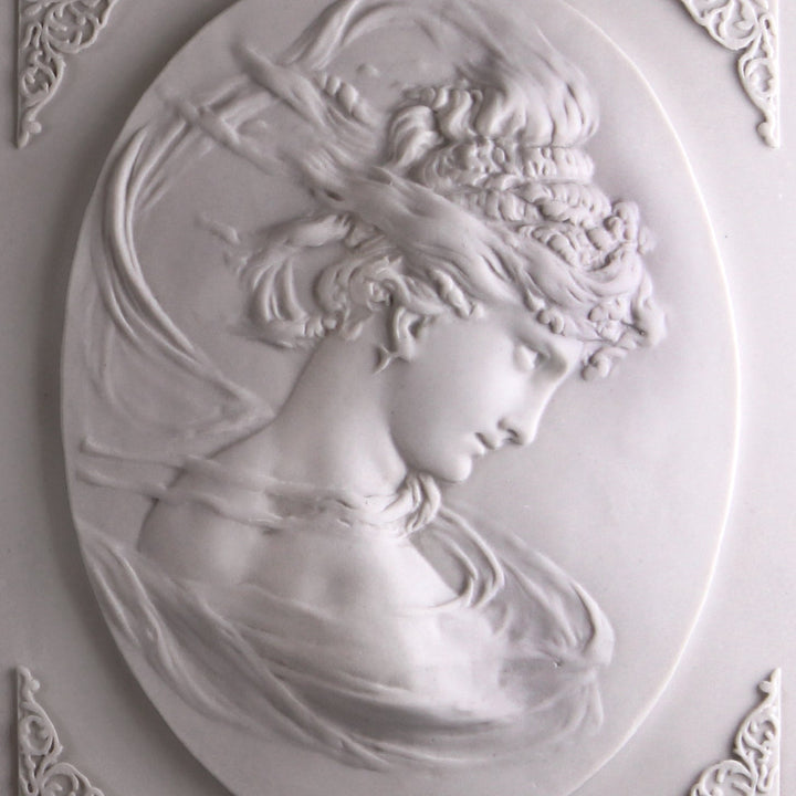 Relief Frauenkopf mit quadratischem Hintergrund (im Paar)