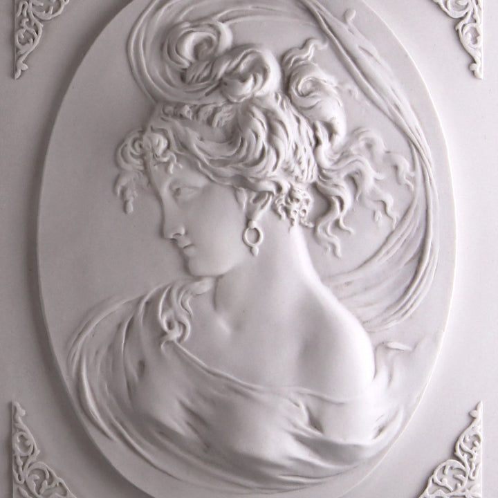 Relief Frauenkopf mit quadratischem Hintergrund (im Paar)