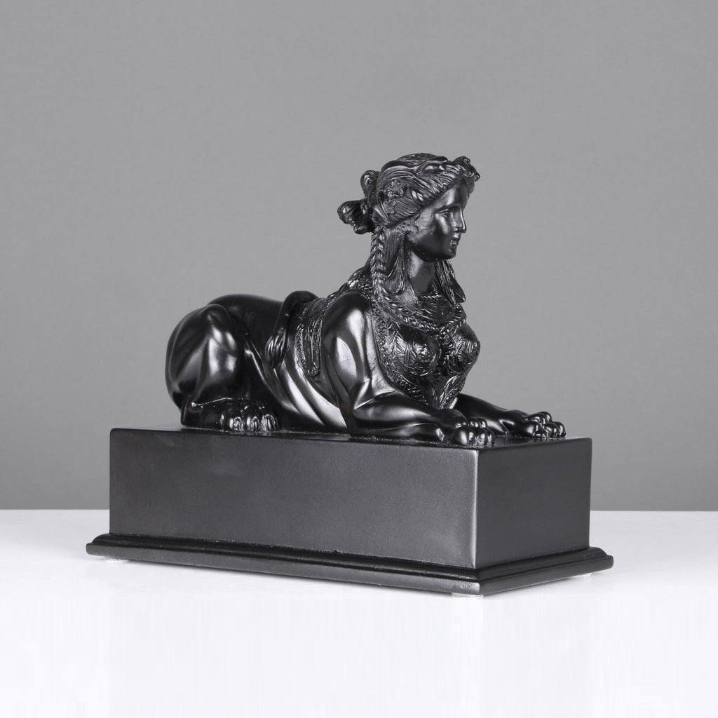 Schwarze Sphinx auf Sockel (Klein)