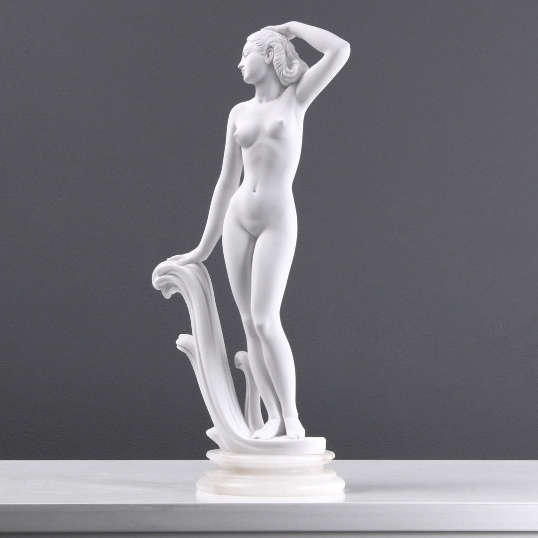 Nackte Dame Posen Statue