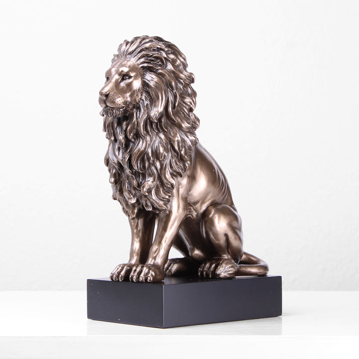 Sitzender Löwe (Bronzierte Skulptur aus Kunstharz)