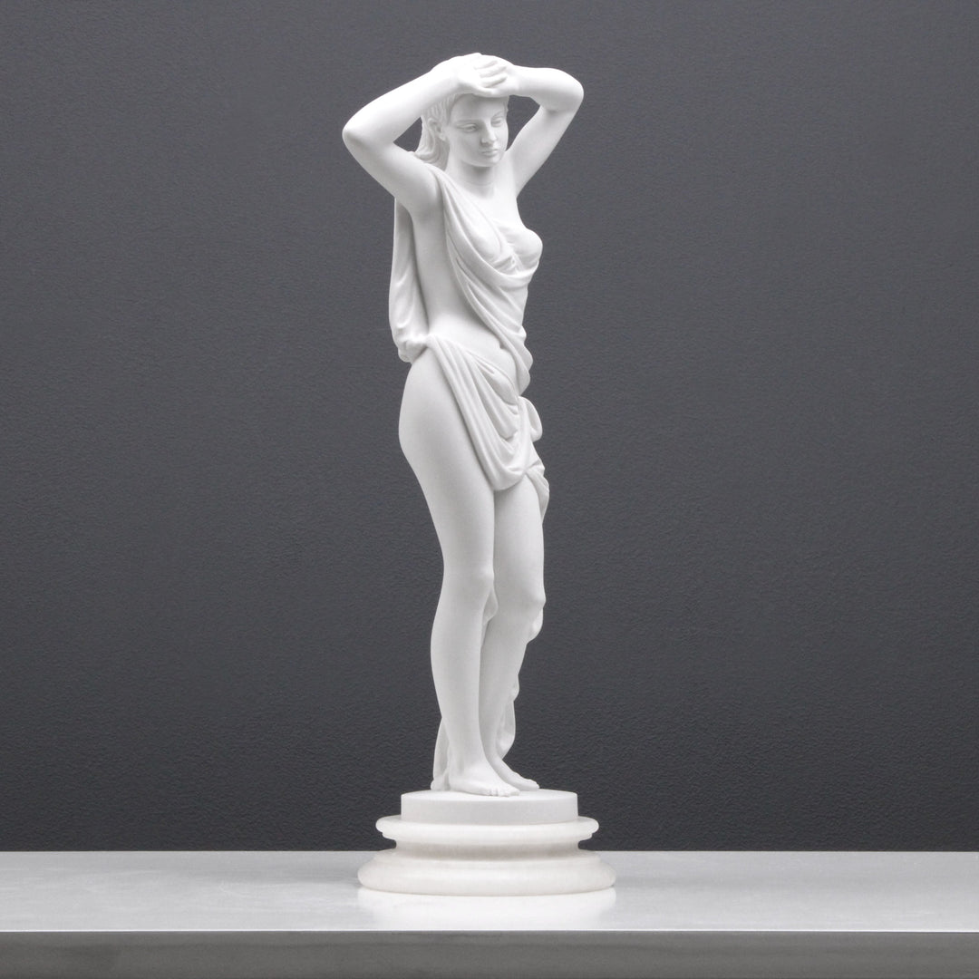 Junge Dame in Kleidung posierend Statue