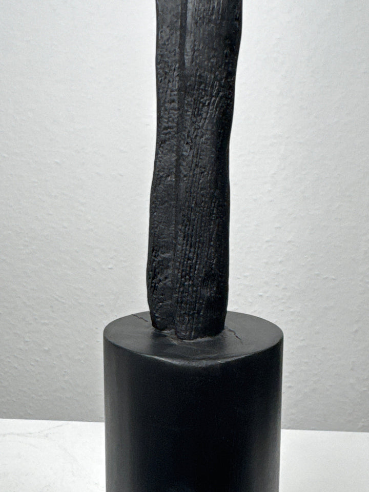 Minimalistische Frauenskulptur in Schwarz – Schlanke Eckstatue