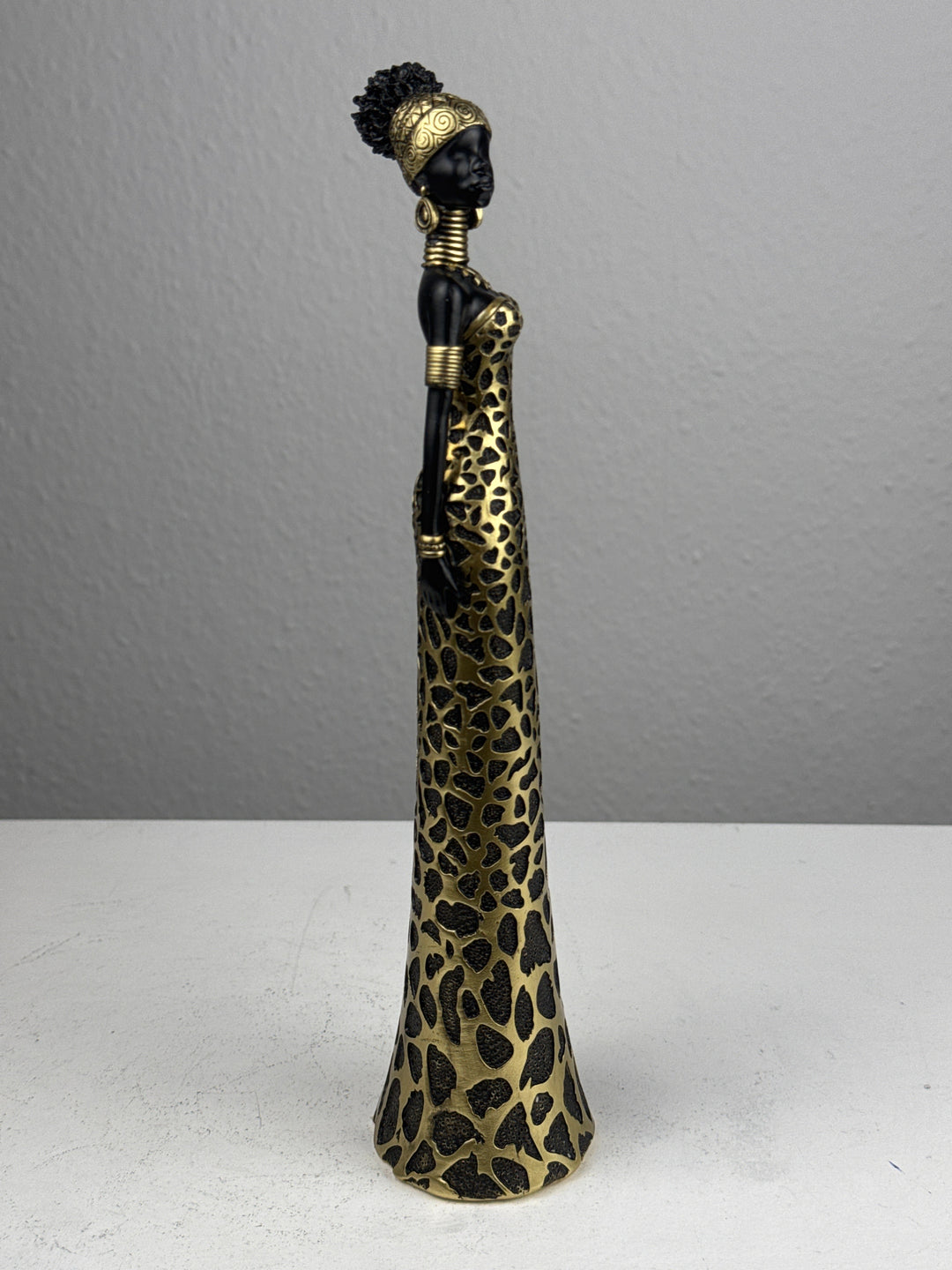 Afrikanische Frau Statue im eleganten Leopardenkleid