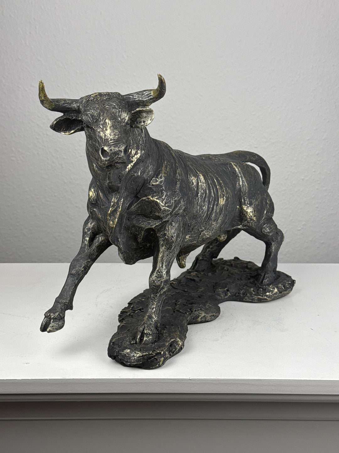 Stier Statue im kraftvollen Angriff (Messing Schwarzfinish)