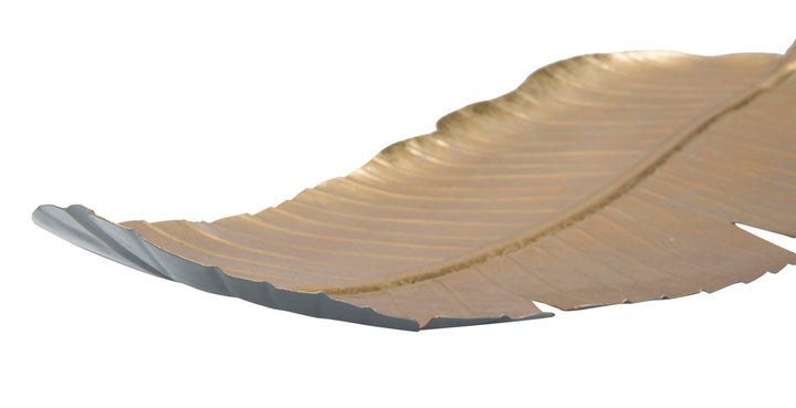 Goldenes Metalltablett in Form eines Buchstabens
